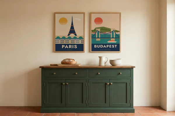 Paris Travel + Budapest Travel Poster an der Wand