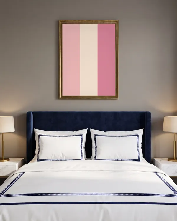 Pink French Flag Poster an der Wand