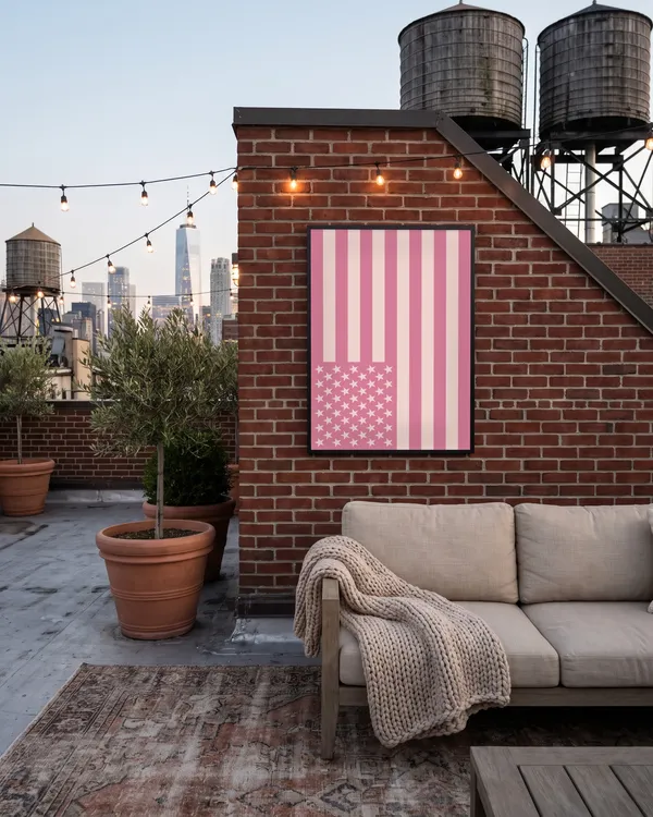 Pink American Flag Poster an der Wand